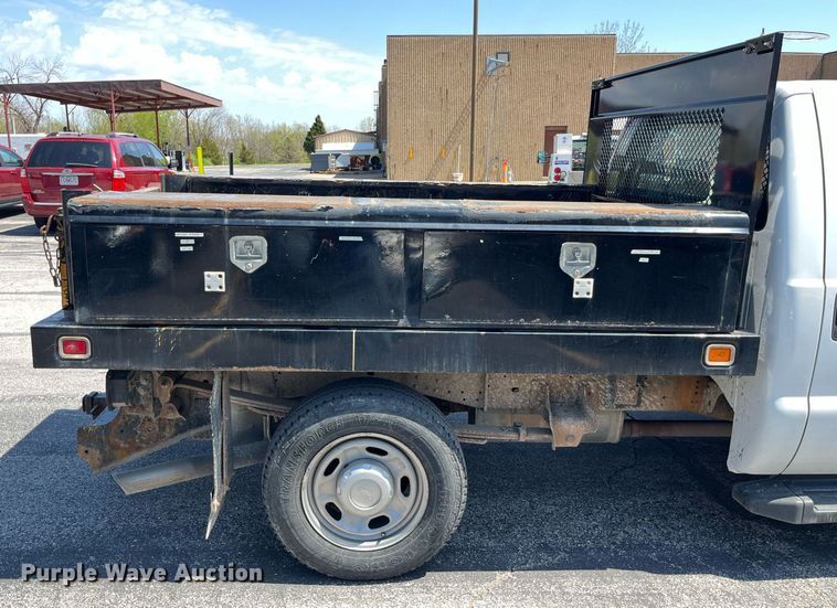 image for item LA9880 2011 Ford F250 Super Duty  Crew Cab flatbed pickup truck