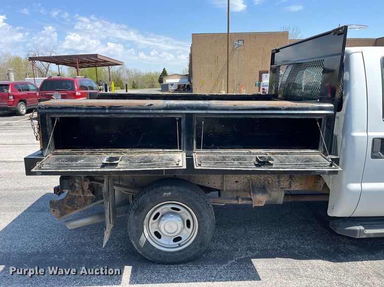 image for item LA9880 2011 Ford F250 Super Duty  Crew Cab flatbed pickup truck