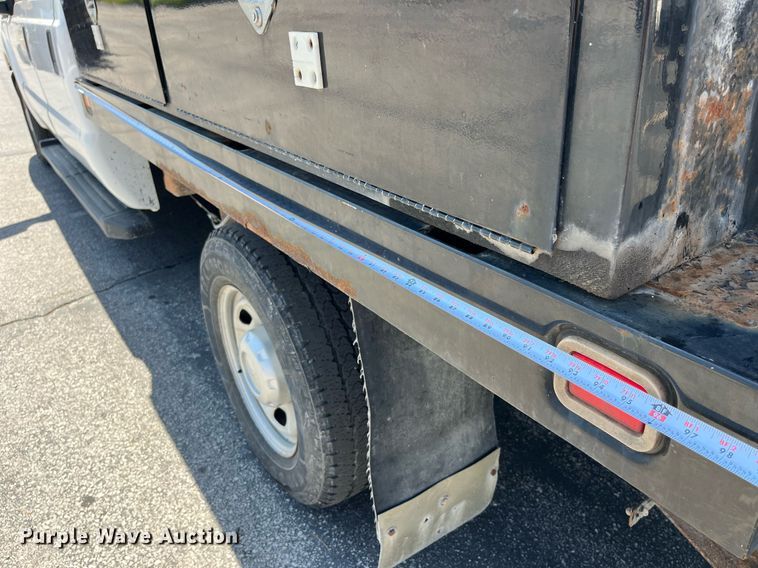 image for item LA9880 2011 Ford F250 Super Duty  Crew Cab flatbed pickup truck