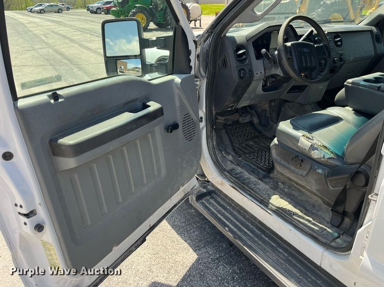 image for item LA9880 2011 Ford F250 Super Duty  Crew Cab flatbed pickup truck