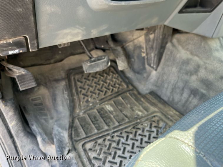 image for item LA9880 2011 Ford F250 Super Duty  Crew Cab flatbed pickup truck