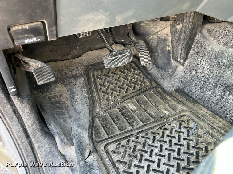 image for item LA9880 2011 Ford F250 Super Duty  Crew Cab flatbed pickup truck