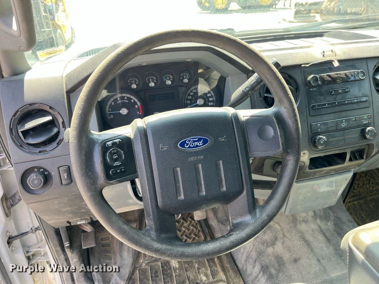 image for item LA9880 2011 Ford F250 Super Duty  Crew Cab flatbed pickup truck