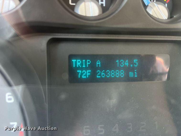 image for item LA9880 2011 Ford F250 Super Duty  Crew Cab flatbed pickup truck