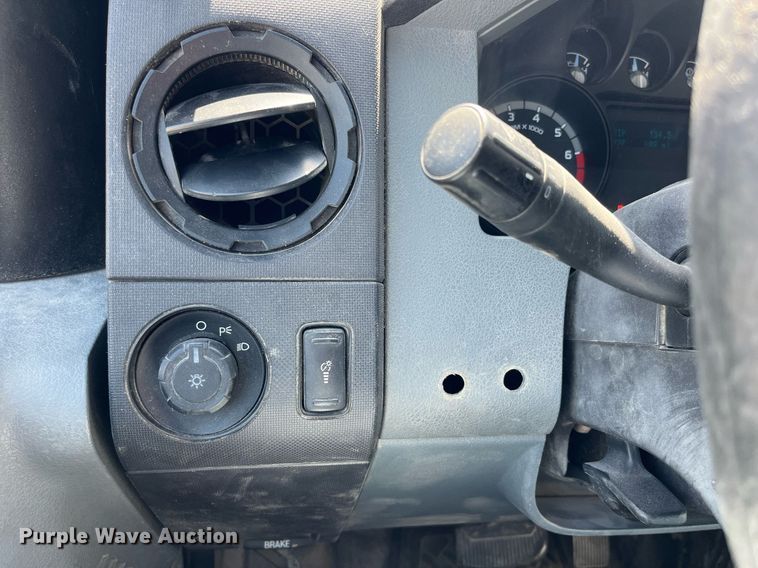 image for item LA9880 2011 Ford F250 Super Duty  Crew Cab flatbed pickup truck