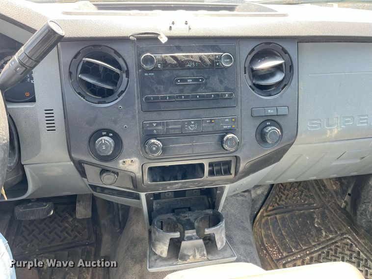 image for item LA9880 2011 Ford F250 Super Duty  Crew Cab flatbed pickup truck