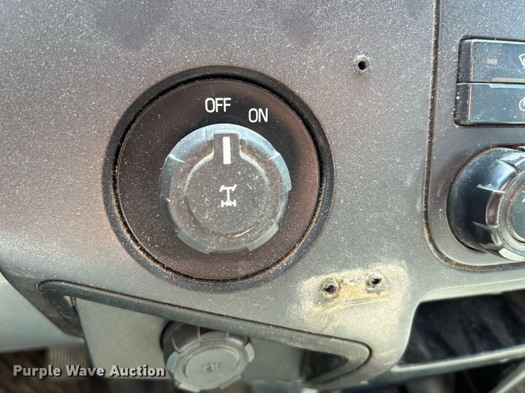 image for item LA9880 2011 Ford F250 Super Duty  Crew Cab flatbed pickup truck