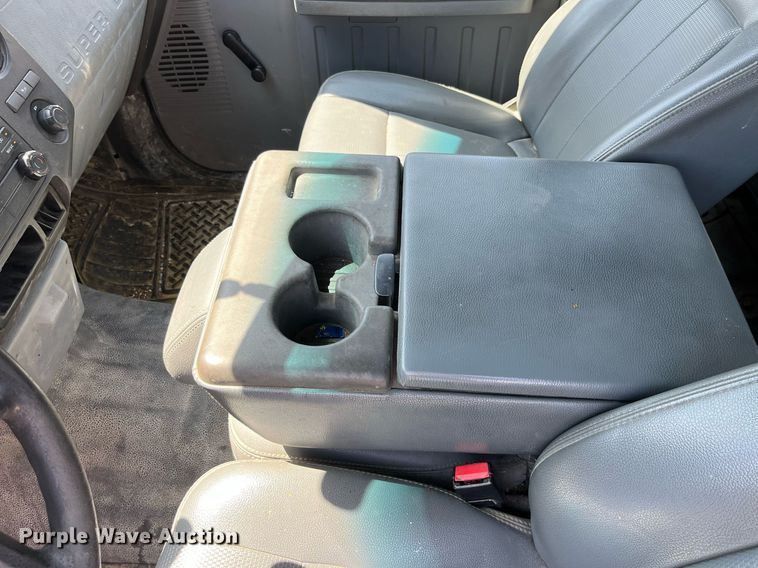 image for item LA9880 2011 Ford F250 Super Duty  Crew Cab flatbed pickup truck