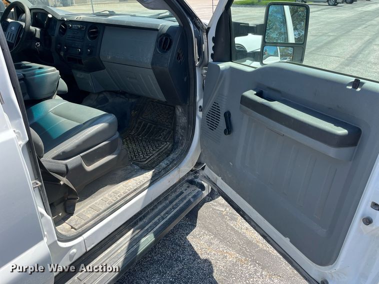 image for item LA9880 2011 Ford F250 Super Duty  Crew Cab flatbed pickup truck