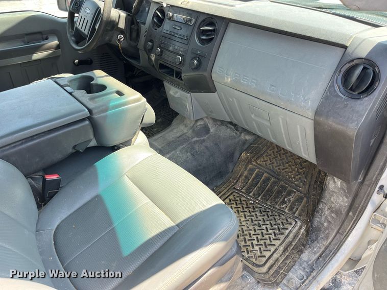 image for item LA9880 2011 Ford F250 Super Duty  Crew Cab flatbed pickup truck