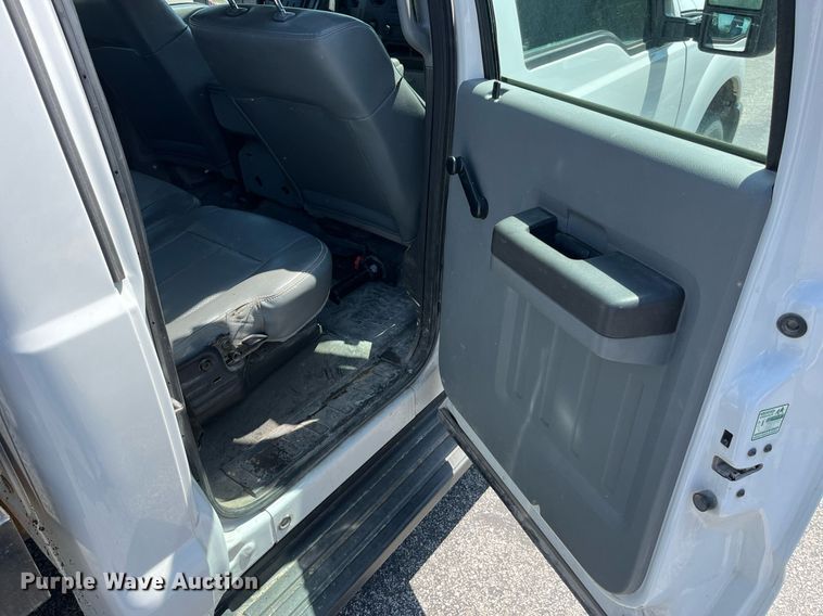 image for item LA9880 2011 Ford F250 Super Duty  Crew Cab flatbed pickup truck