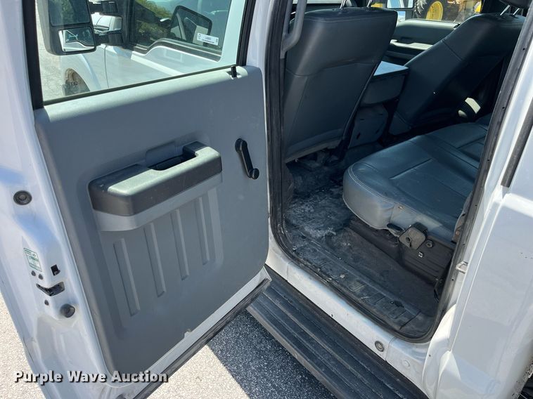 image for item LA9880 2011 Ford F250 Super Duty  Crew Cab flatbed pickup truck