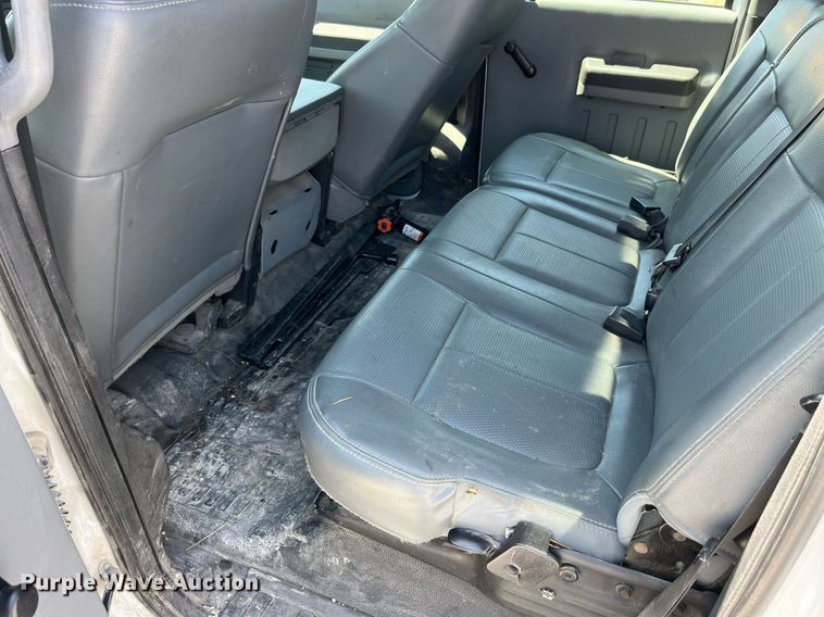 image for item LA9880 2011 Ford F250 Super Duty  Crew Cab flatbed pickup truck