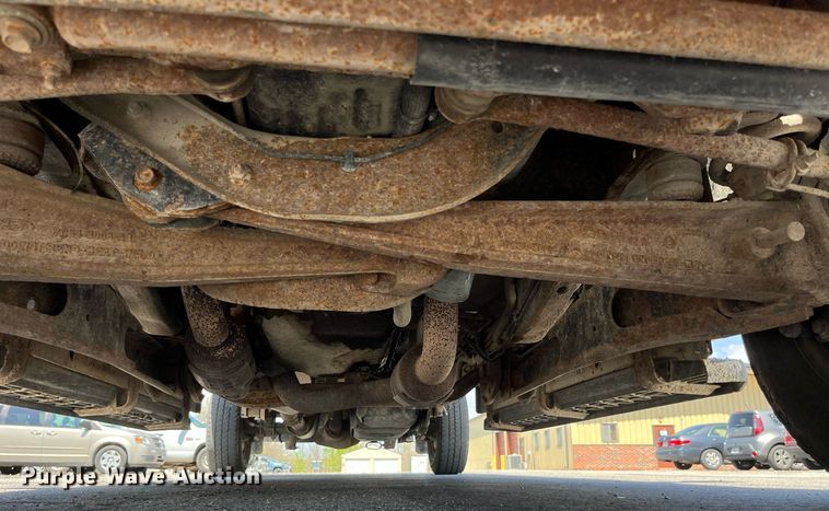 image for item LA9880 2011 Ford F250 Super Duty  Crew Cab flatbed pickup truck