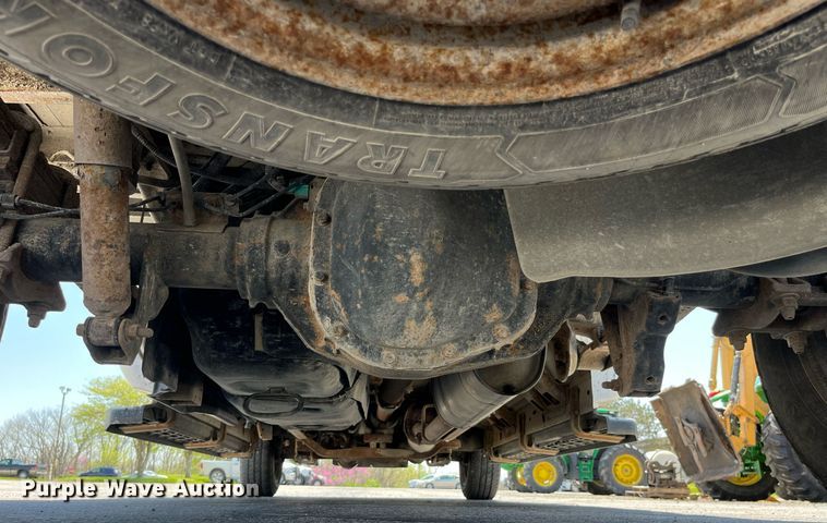 image for item LA9880 2011 Ford F250 Super Duty  Crew Cab flatbed pickup truck