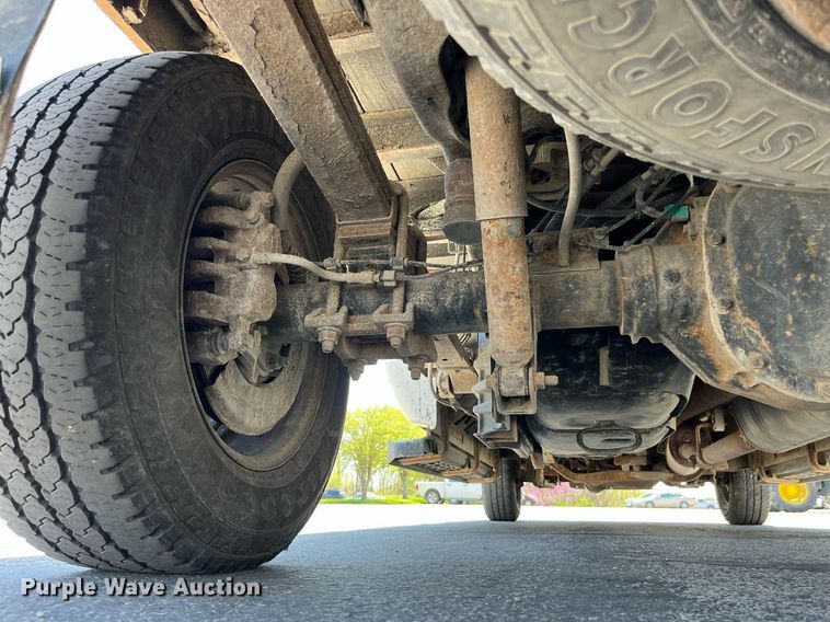 image for item LA9880 2011 Ford F250 Super Duty  Crew Cab flatbed pickup truck