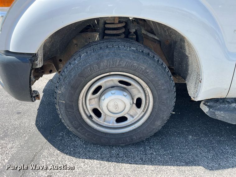 image for item LA9880 2011 Ford F250 Super Duty  Crew Cab flatbed pickup truck