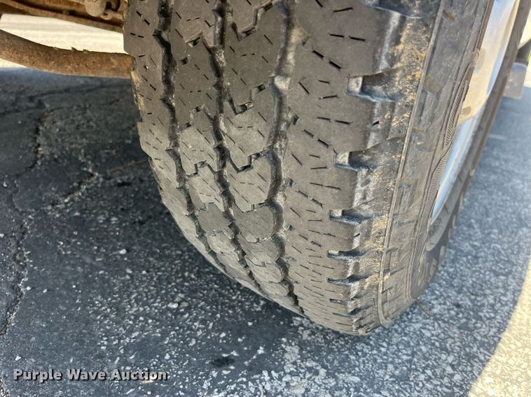 image for item LA9880 2011 Ford F250 Super Duty  Crew Cab flatbed pickup truck