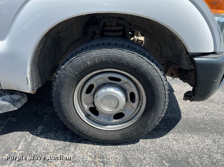 image for item LA9880 2011 Ford F250 Super Duty  Crew Cab flatbed pickup truck