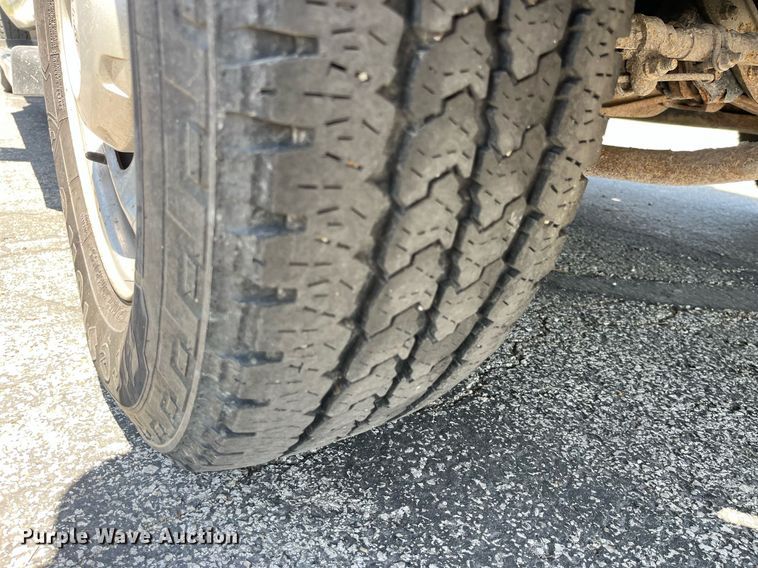 image for item LA9880 2011 Ford F250 Super Duty  Crew Cab flatbed pickup truck