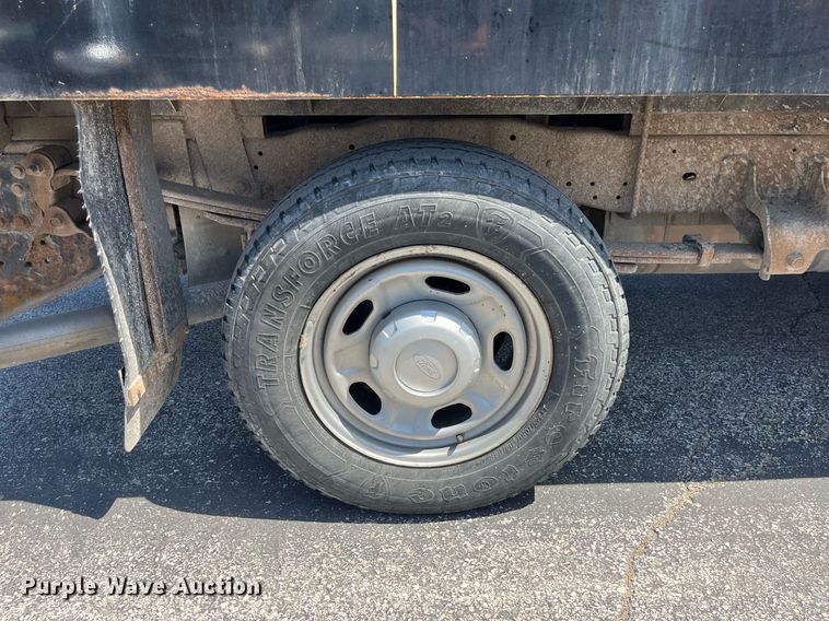 image for item LA9880 2011 Ford F250 Super Duty  Crew Cab flatbed pickup truck