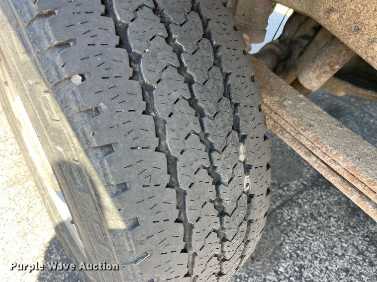 image for item LA9880 2011 Ford F250 Super Duty  Crew Cab flatbed pickup truck