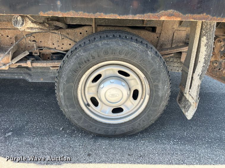 image for item LA9880 2011 Ford F250 Super Duty  Crew Cab flatbed pickup truck