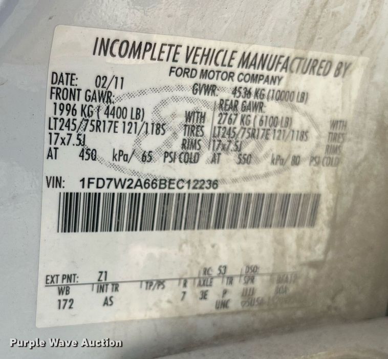 image for item LA9880 2011 Ford F250 Super Duty  Crew Cab flatbed pickup truck