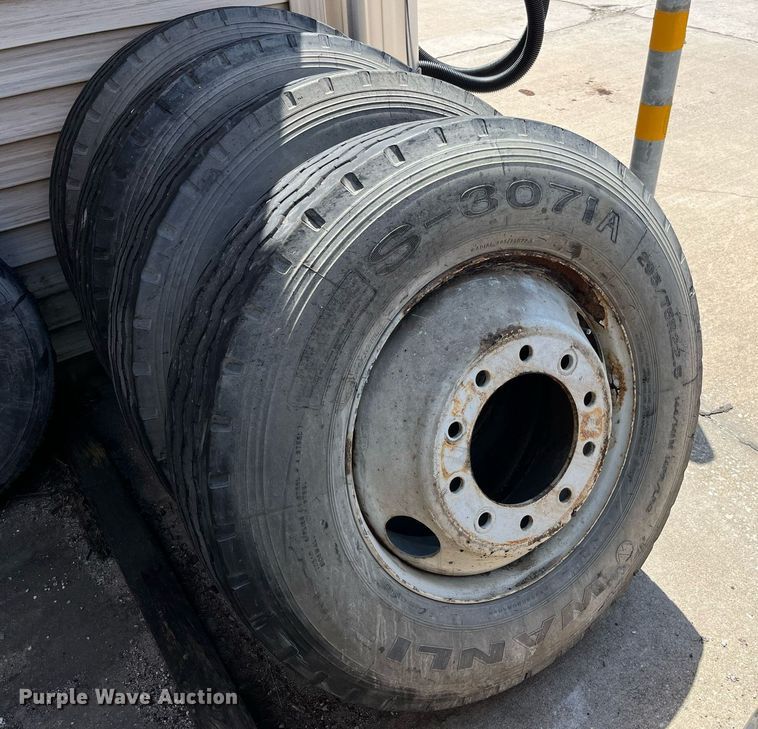 image for item LA9881 Wheels and tires