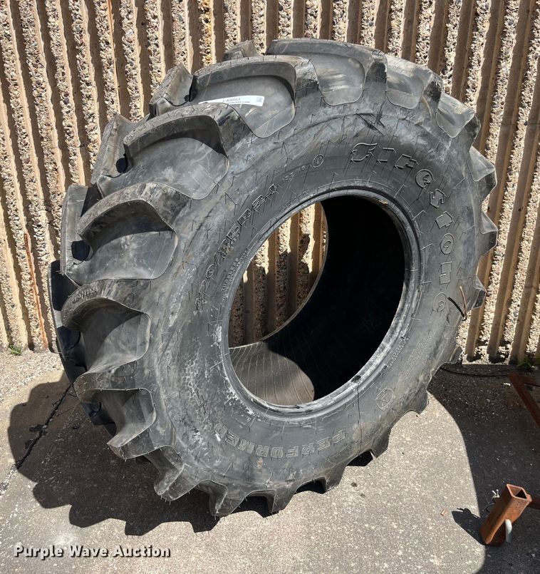 image for item LA9883 Firestone 420/85R24 tire