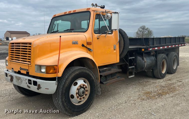 image for item LA9888 2000 International 4900  flatbed truck