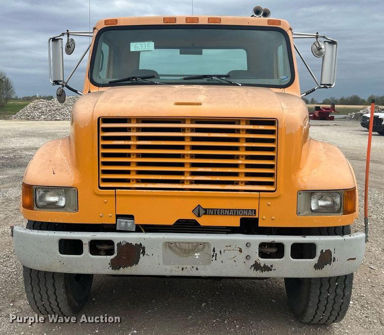 image for item LA9888 2000 International 4900  flatbed truck