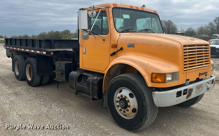 image for item LA9888 2000 International 4900  flatbed truck