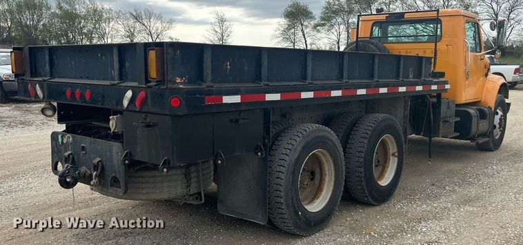 image for item LA9888 2000 International 4900  flatbed truck