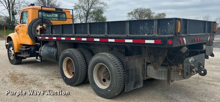 image for item LA9888 2000 International 4900  flatbed truck