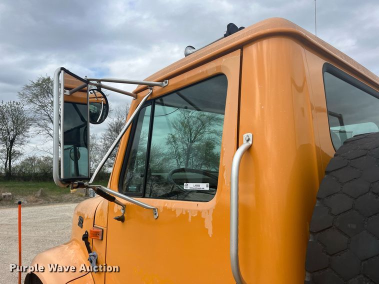 image for item LA9888 2000 International 4900  flatbed truck