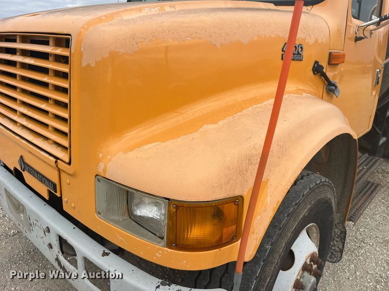 image for item LA9888 2000 International 4900  flatbed truck