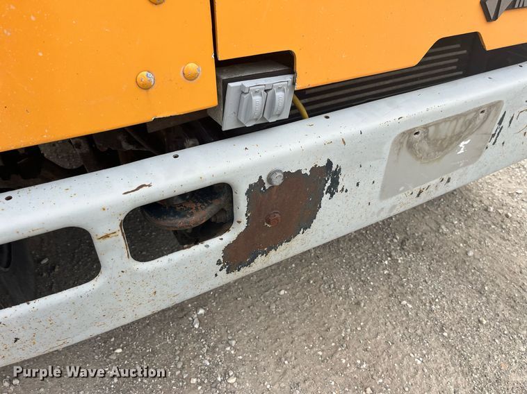 image for item LA9888 2000 International 4900  flatbed truck