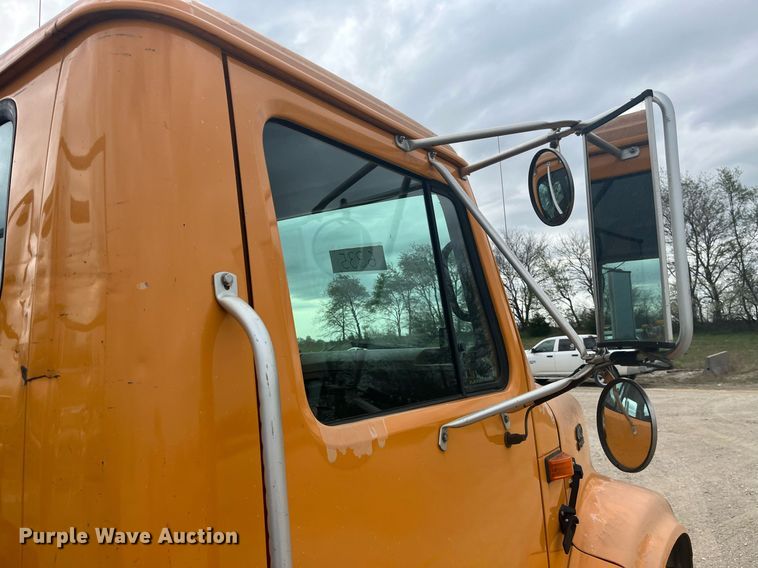 image for item LA9888 2000 International 4900  flatbed truck