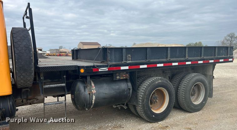 image for item LA9888 2000 International 4900  flatbed truck