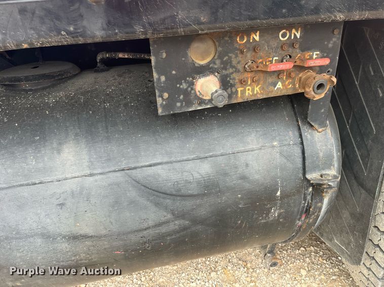 image for item LA9888 2000 International 4900  flatbed truck