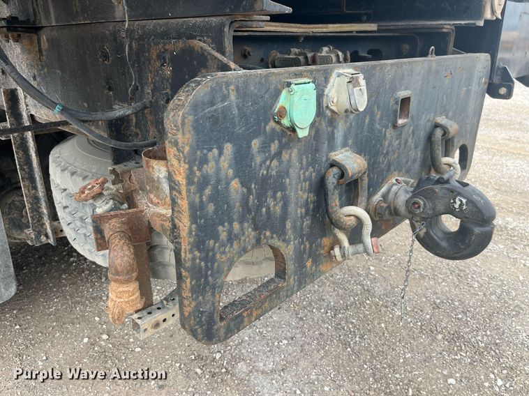 image for item LA9888 2000 International 4900  flatbed truck