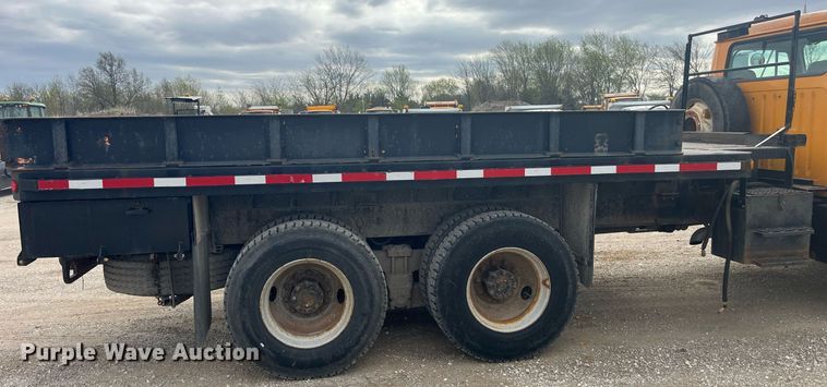 image for item LA9888 2000 International 4900  flatbed truck