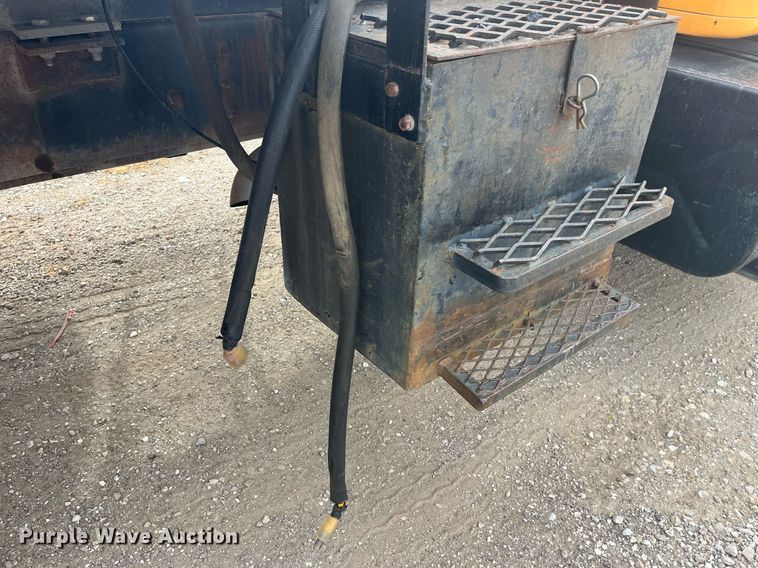 image for item LA9888 2000 International 4900  flatbed truck