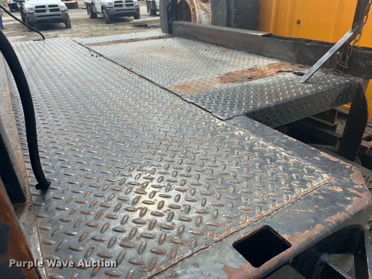 image for item LA9888 2000 International 4900  flatbed truck