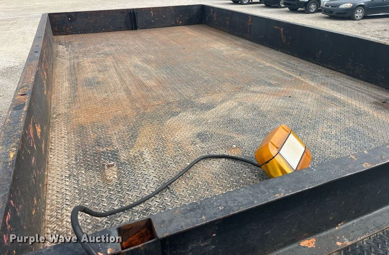 image for item LA9888 2000 International 4900  flatbed truck