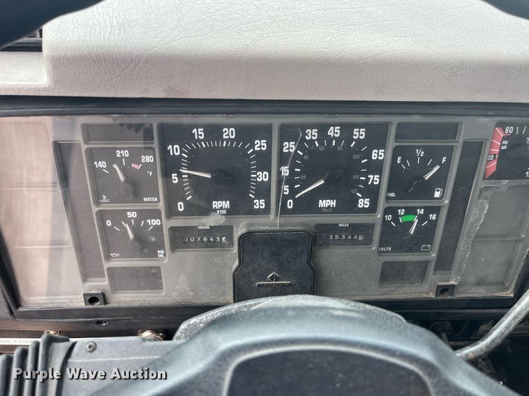 image for item LA9888 2000 International 4900  flatbed truck