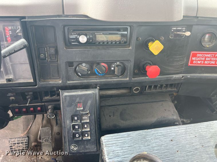 image for item LA9888 2000 International 4900  flatbed truck