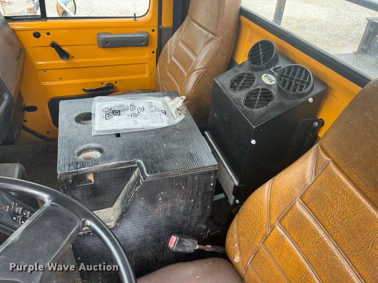 image for item LA9888 2000 International 4900  flatbed truck