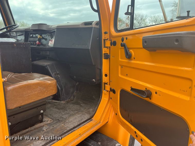 image for item LA9888 2000 International 4900  flatbed truck